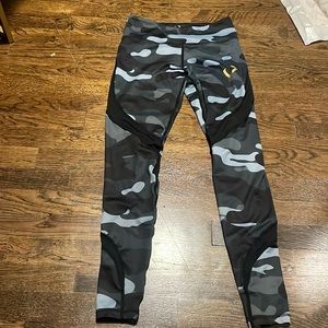 Violate the Dress Code Camo leggings size small